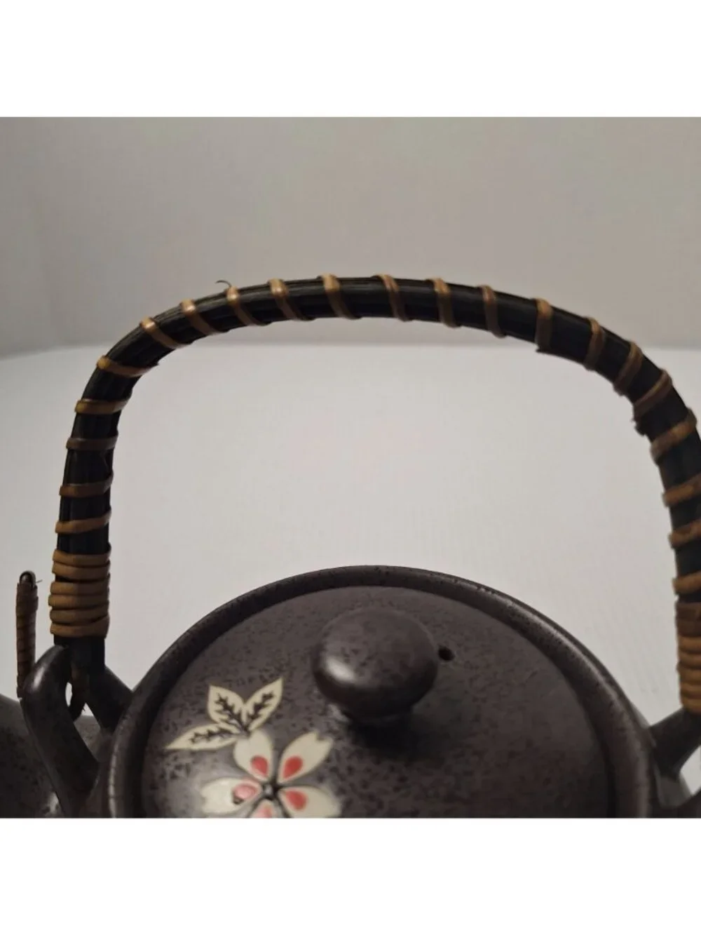 JAPANESE KUTANI WARE STRAINER CEREMONIAL SAKI STYLE TEAPOT CUPS PORCELAIN WICKER